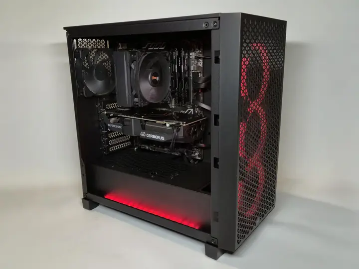 Kompaktes PC-System in schwarzem Mesh-Gehäuse