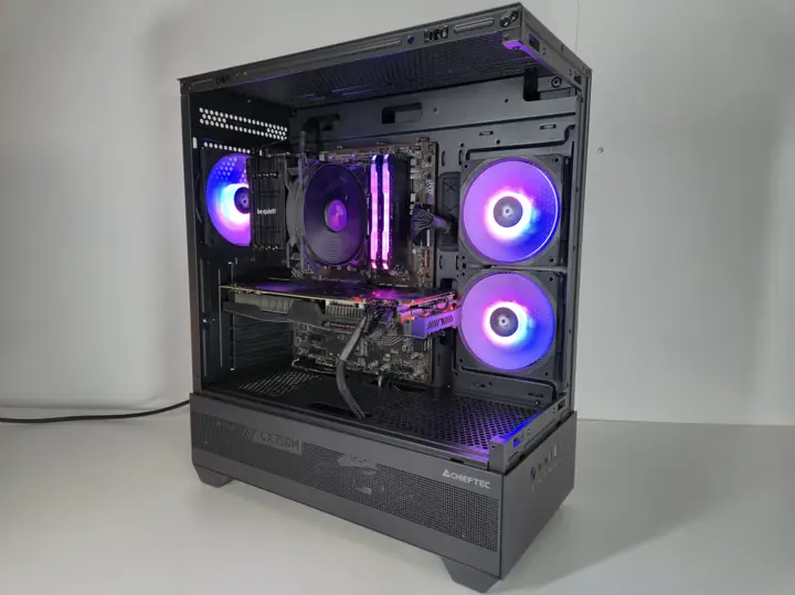 PC-System in schwarzem Gehäuse mit Glasfront und beleuchteten Lüftern