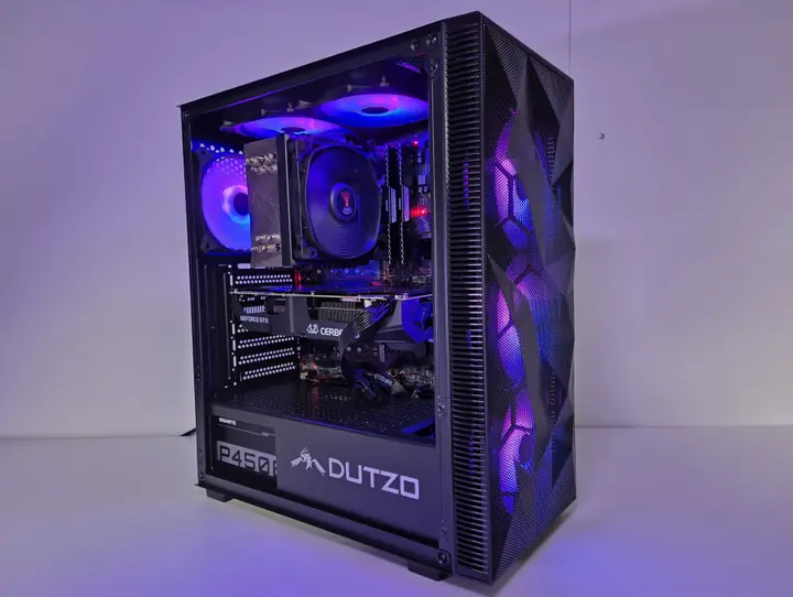 PC-System in schwarzem Mesh-Gehäuse mit violett beleuchteten Lüftern