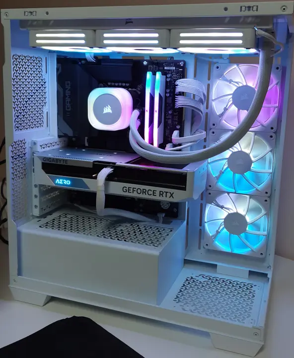 PC-System in weißem Gehäuse mit Wasserkühlung und weißer Grafikkarte